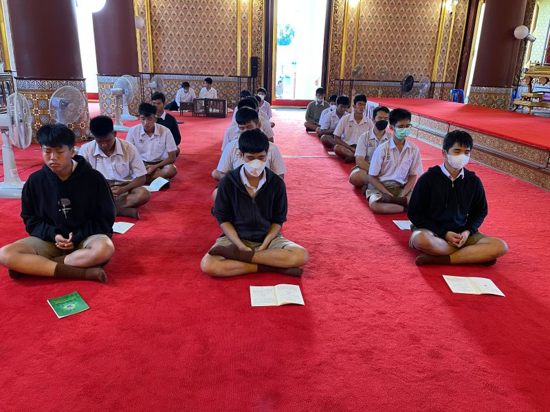 กิจกรรมทำบุญตักบาตรในช่วงเช้า ณ วัดเทพศิรินทราวาส