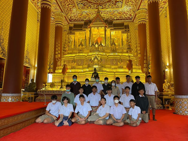 กิจกรรมทำบุญตักบาตรในช่วงเช้า ณ วัดเทพศิรินทราวาส