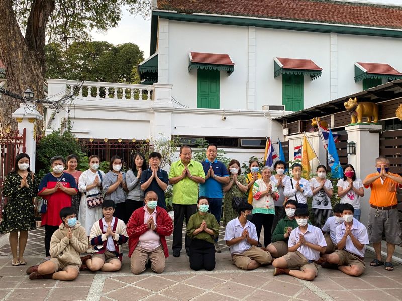 กิจกรรมทำบุญตักบาตรในช่วงเช้า ณ วัดเทพศิรินทราวาส