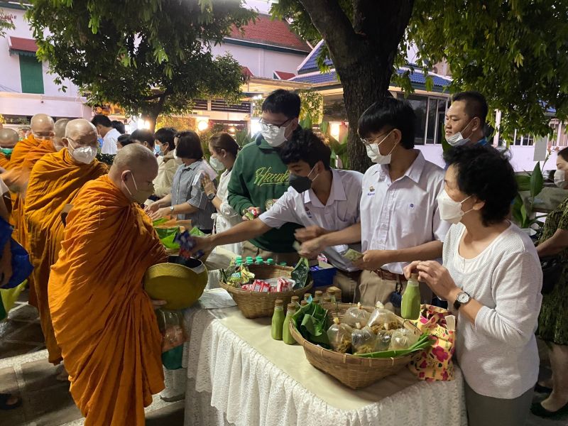 กิจกรรมทำบุญตักบาตรในช่วงเช้า ณ วัดเทพศิรินทราวาส
