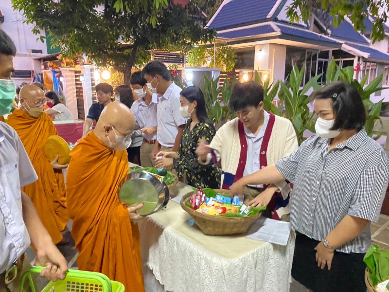 กิจกรรมทำบุญตักบาตรในช่วงเช้า ณ วัดเทพศิรินทราวาส