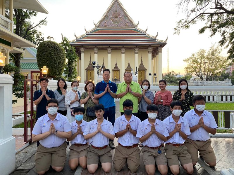 กิจกรรมทำบุญตักบาตรในช่วงเช้า ณ วัดเทพศิรินทราวาส