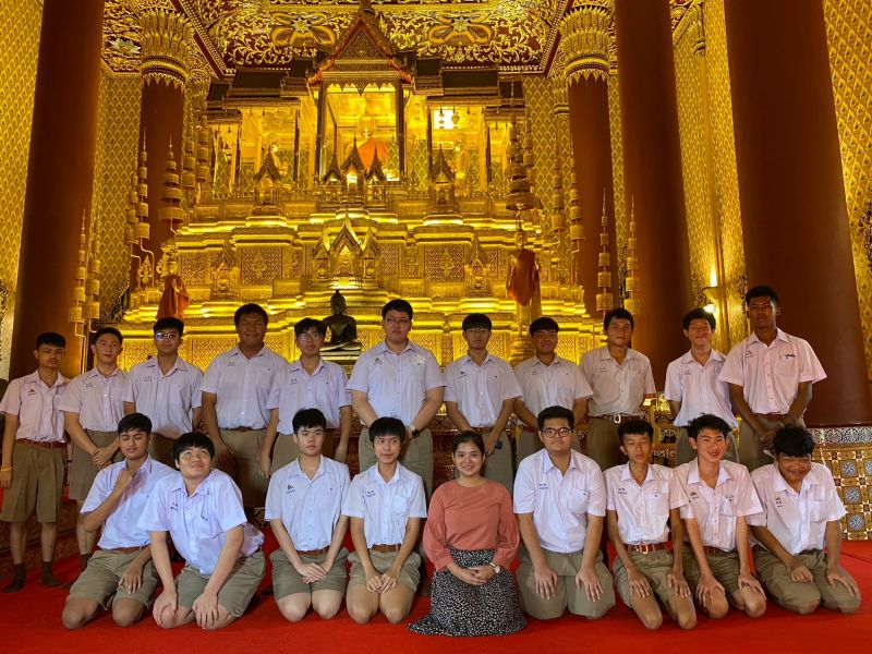 กิจกรรมทำบุญตักบาตรในช่วงเช้า ณ วัดเทพศิรินทราวาส
