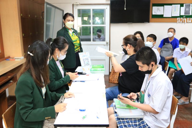 การรายงานตัวและมอบตัวของนักเรียนระดับชั้น ม.1 โครงการห้องเรียนพิเศษ ปีการศึกษา 2566