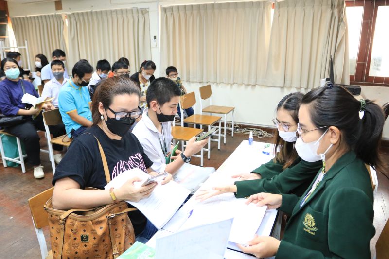 การรายงานตัวและมอบตัวของนักเรียนระดับชั้น ม.1 โครงการห้องเรียนพิเศษ ปีการศึกษา 2566