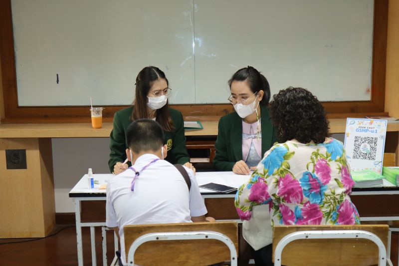 การรายงานตัวและมอบตัวของนักเรียนระดับชั้น ม.1 โครงการห้องเรียนพิเศษ ปีการศึกษา 2566