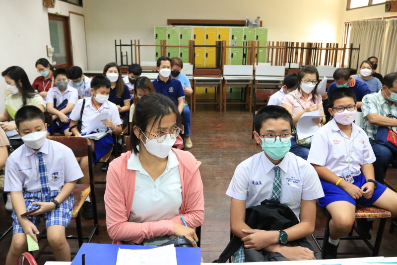 การรายงานตัวและมอบตัวของนักเรียนระดับชั้น ม.1 โครงการห้องเรียนพิเศษ ปีการศึกษา 2566