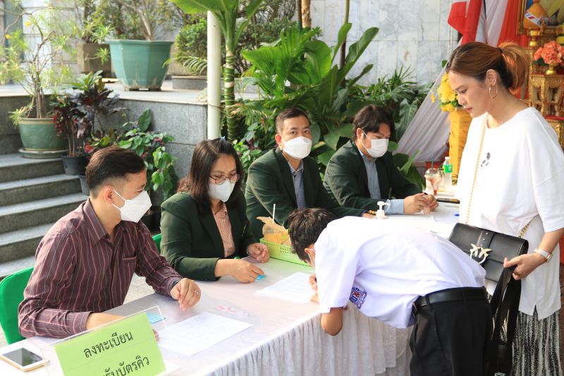 การรายงานตัวและมอบตัวของนักเรียนระดับชั้น ม.1 โครงการห้องเรียนพิเศษ ปีการศึกษา 2566