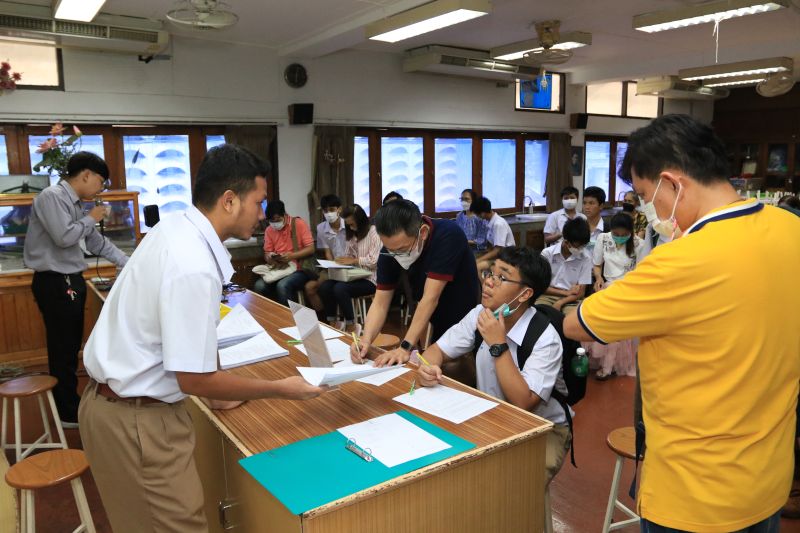 การรายงานตัวและมอบตัวของนักเรียนระดับชั้น ม.4 โครงการห้องเรียนพิเศษ ปีการศึกษา 2566