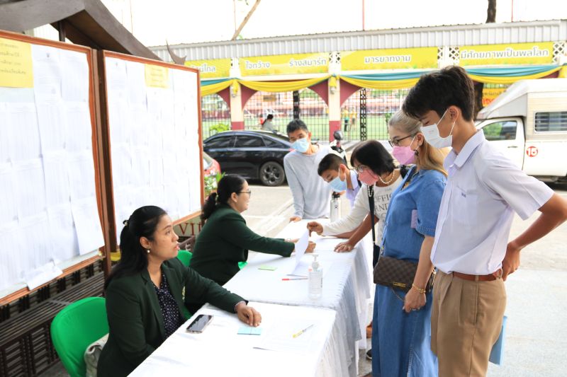 การรายงานตัวและมอบตัวของนักเรียนระดับชั้น ม.4 โครงการห้องเรียนพิเศษ ปีการศึกษา 2566