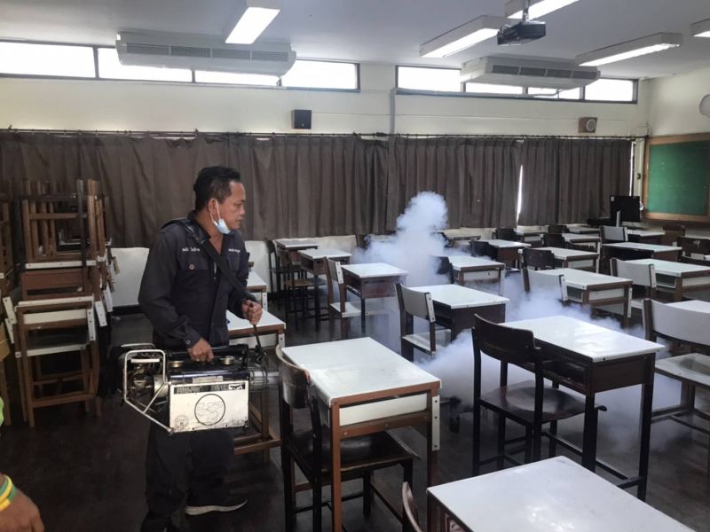 งานอนามัย และงานอาคารสถานที่ ร่วมกับฝ่ายสิ่งแวดล้อม  สำนักงานเขตป้อมปราบศัตรูพ่าย ฉีดพ่นสารเคมีกำจัดยุงในบริเวณอาคารเรียน