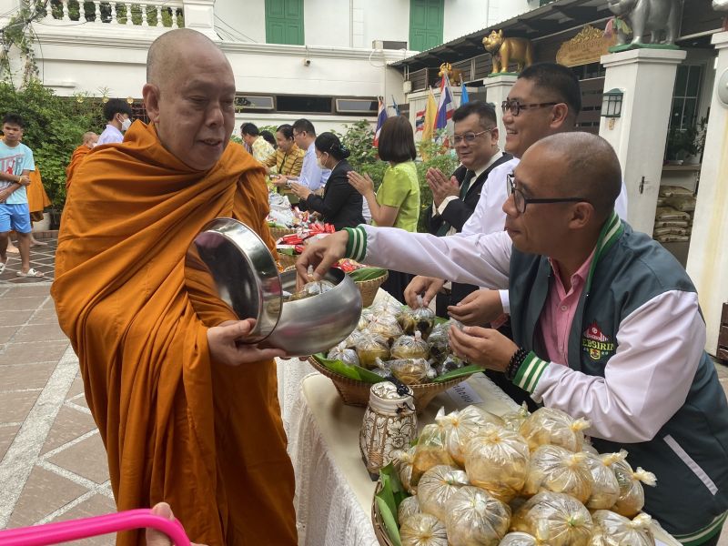 กิจกรรมทำบุญตักบาตรในช่วงเช้า ณ วัดเทพศิรินทราวาส