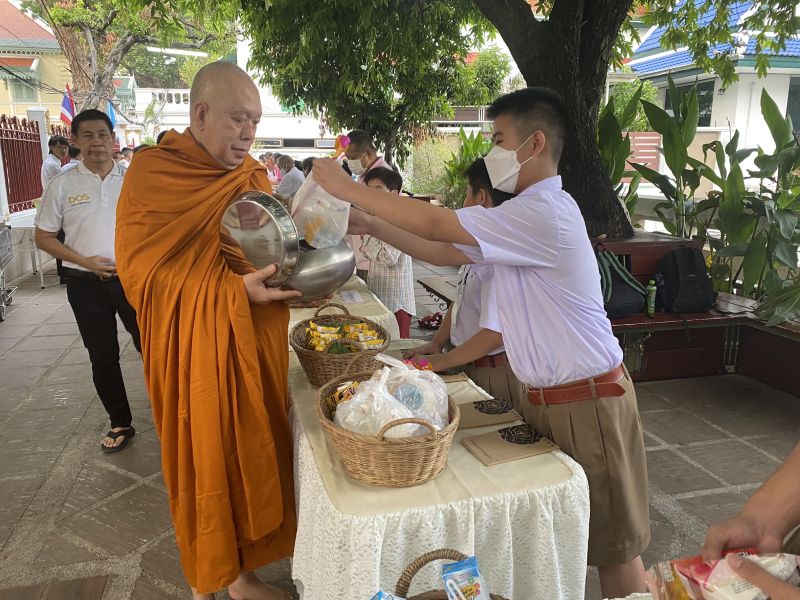กิจกรรมทำบุญตักบาตรในช่วงเช้า ณ วัดเทพศิรินทราวาส