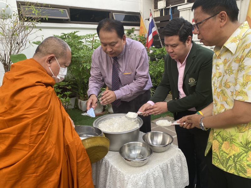 กิจกรรมทำบุญตักบาตรในช่วงเช้า ณ วัดเทพศิรินทราวาส