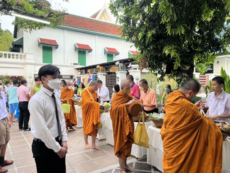 กิจกรรมทำบุญตักบาตรในช่วงเช้า ณ วัดเทพศิรินทราวาส