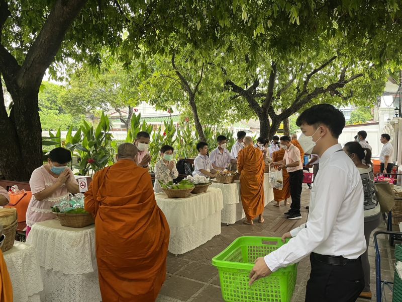 กิจกรรมทำบุญตักบาตรในช่วงเช้า ณ วัดเทพศิรินทราวาส