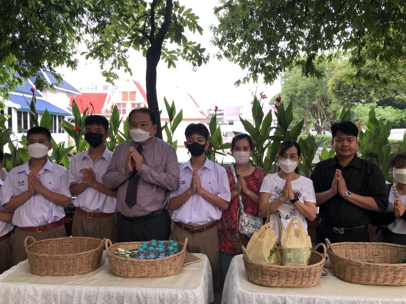 กิจกรรมทำบุญตักบาตรในช่วงเช้า ณ วัดเทพศิรินทราวาส