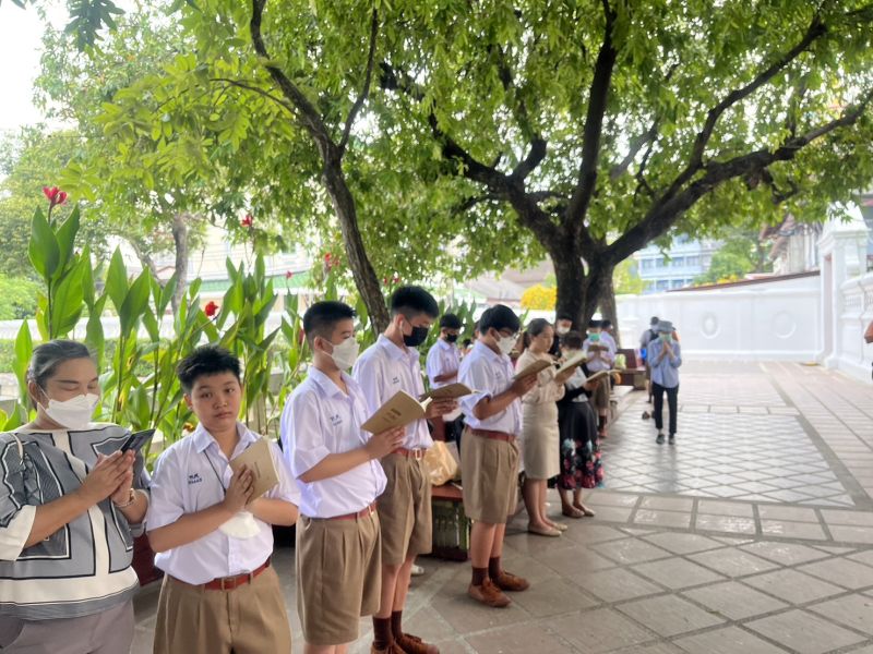 กิจกรรมทำบุญตักบาตรในช่วงเช้า ณ วัดเทพศิรินทราวาส