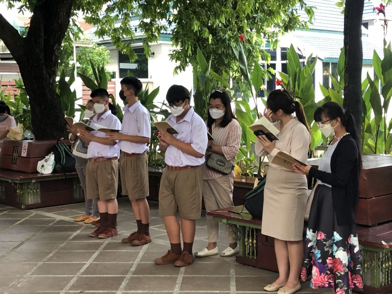 กิจกรรมทำบุญตักบาตรในช่วงเช้า ณ วัดเทพศิรินทราวาส