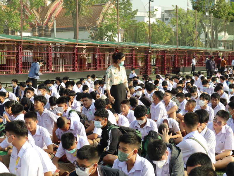 ผู้อำนวยการโรงเรียนเทพศิรินทร์ พร้อมคณะผู้บริหาร และคณะครู ต้อนรับนักเรียน  และทำกิจกรรมร่วมกัน เนื่องในวันแรกของการเปิดศึกษาภาคเรียนที่ 1 ปีการศึกษา 2566
