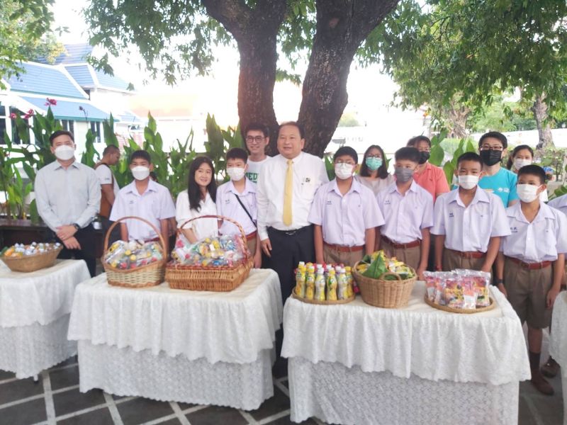 กิจกรรมทำบุญตักบาตรในช่วงเช้า ณ วัดเทพศิรินทราวาส