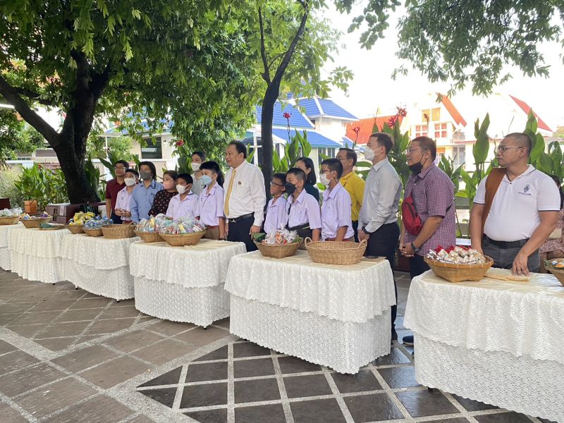 กิจกรรมทำบุญตักบาตรในช่วงเช้า ณ วัดเทพศิรินทราวาส