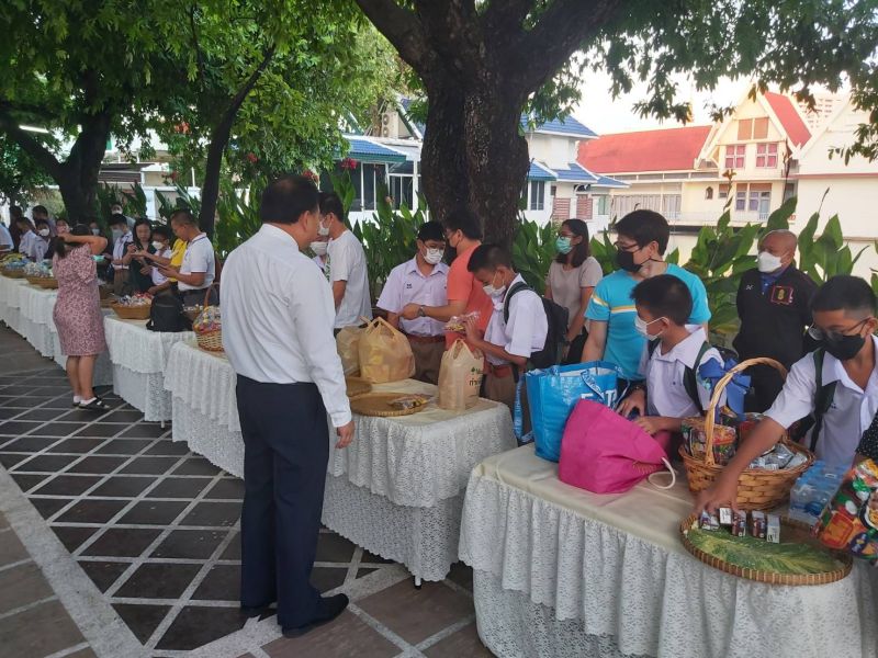 กิจกรรมทำบุญตักบาตรในช่วงเช้า ณ วัดเทพศิรินทราวาส