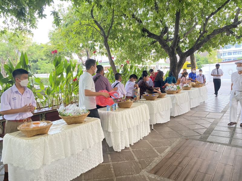 กิจกรรมทำบุญตักบาตรในช่วงเช้า ณ วัดเทพศิรินทราวาส