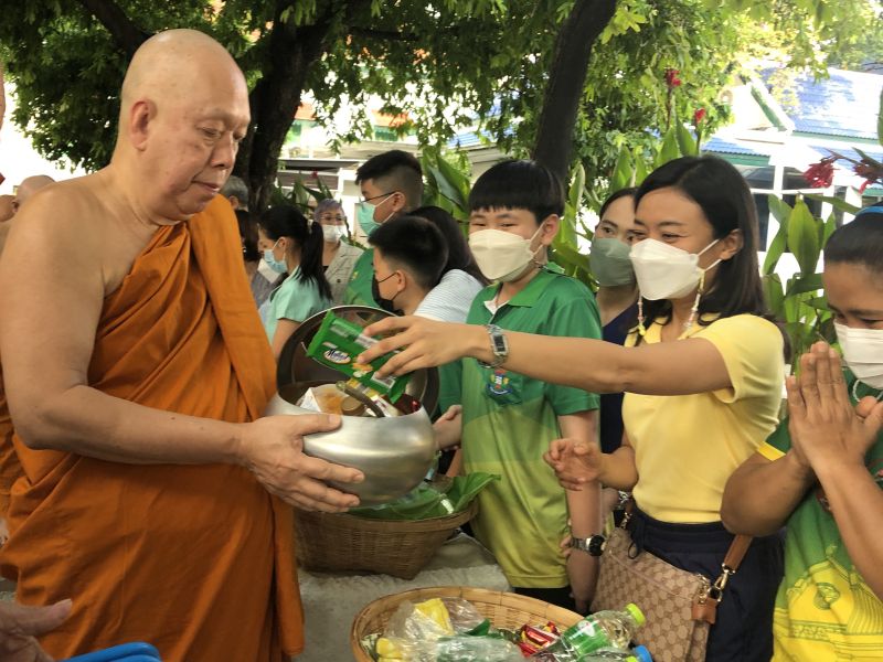 กิจกรรมทำบุญตักบาตรในช่วงเช้า ณ วัดเทพศิรินทราวาส