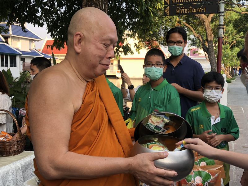 กิจกรรมทำบุญตักบาตรในช่วงเช้า ณ วัดเทพศิรินทราวาส
