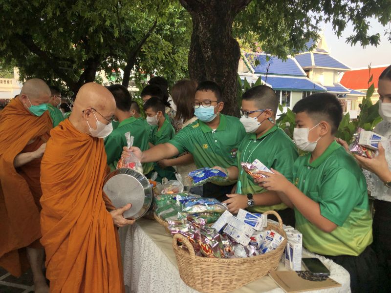 กิจกรรมทำบุญตักบาตรในช่วงเช้า ณ วัดเทพศิรินทราวาส