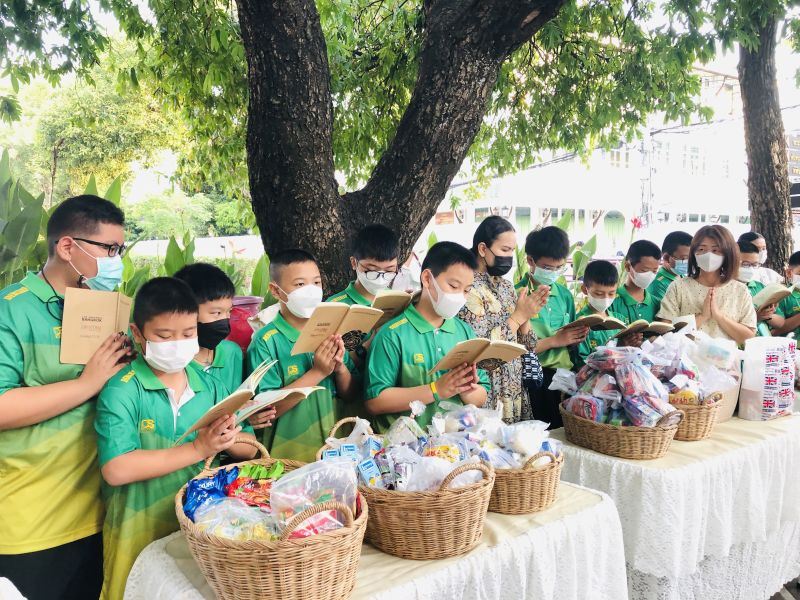 กิจกรรมทำบุญตักบาตรในช่วงเช้า ณ วัดเทพศิรินทราวาส
