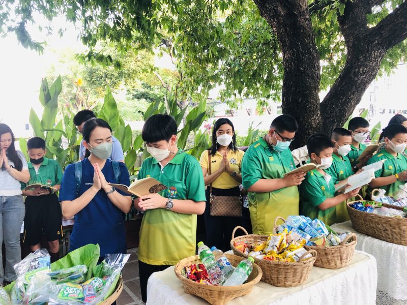กิจกรรมทำบุญตักบาตรในช่วงเช้า ณ วัดเทพศิรินทราวาส