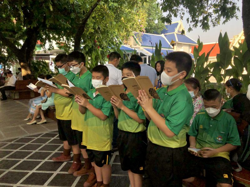 กิจกรรมทำบุญตักบาตรในช่วงเช้า ณ วัดเทพศิรินทราวาส