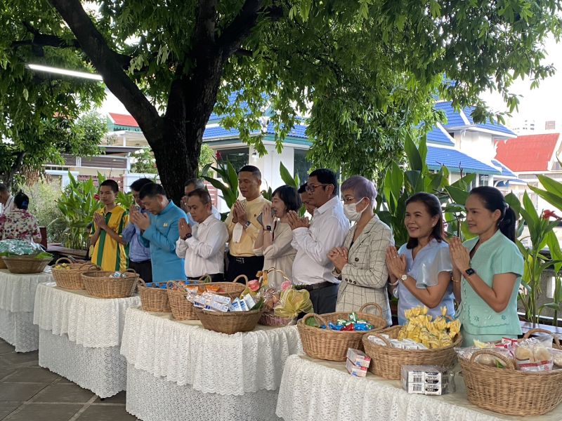 กิจกรรมทำบุญตักบาตรในช่วงเช้า ณ วัดเทพศิรินทราวาส