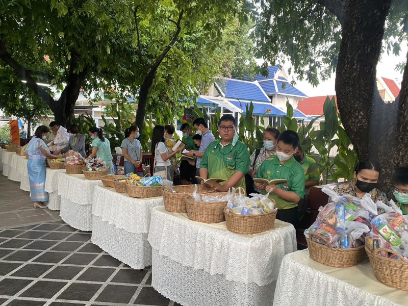 กิจกรรมทำบุญตักบาตรในช่วงเช้า ณ วัดเทพศิรินทราวาส