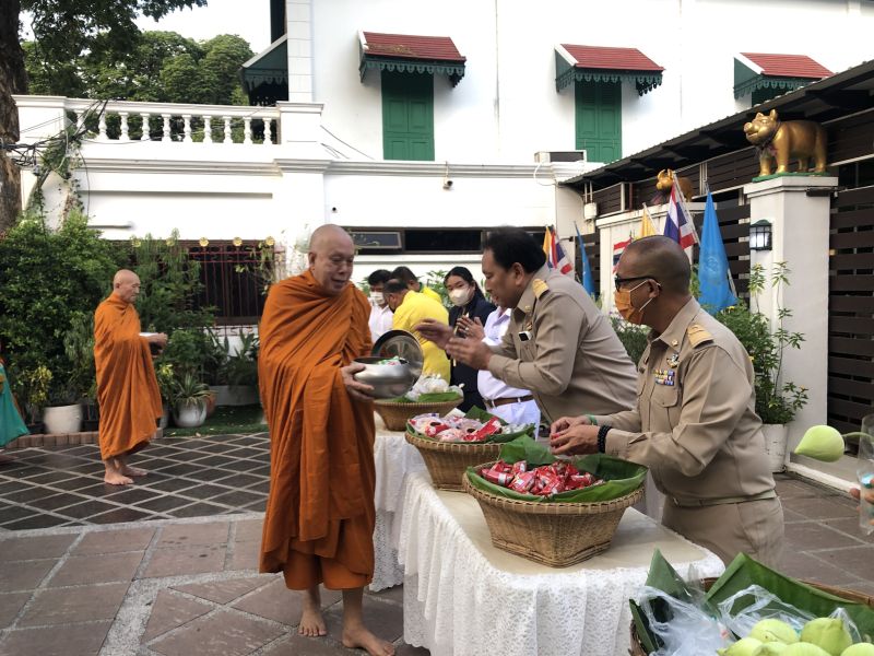กิจกรรมทำบุญตักบาตรในช่วงเช้า ณ วัดเทพศิรินทราวาส