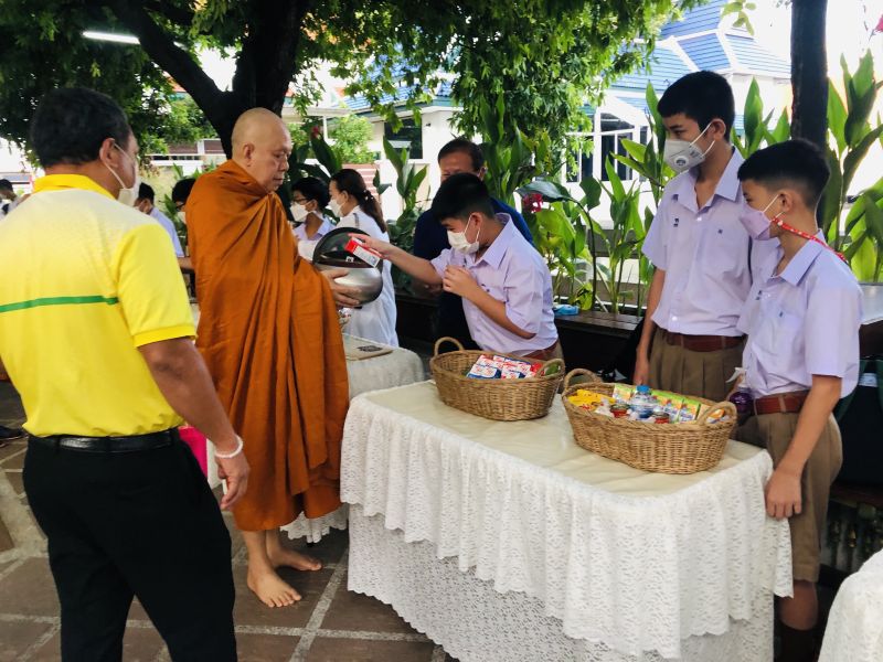 กิจกรรมทำบุญตักบาตรในช่วงเช้า ณ วัดเทพศิรินทราวาส
