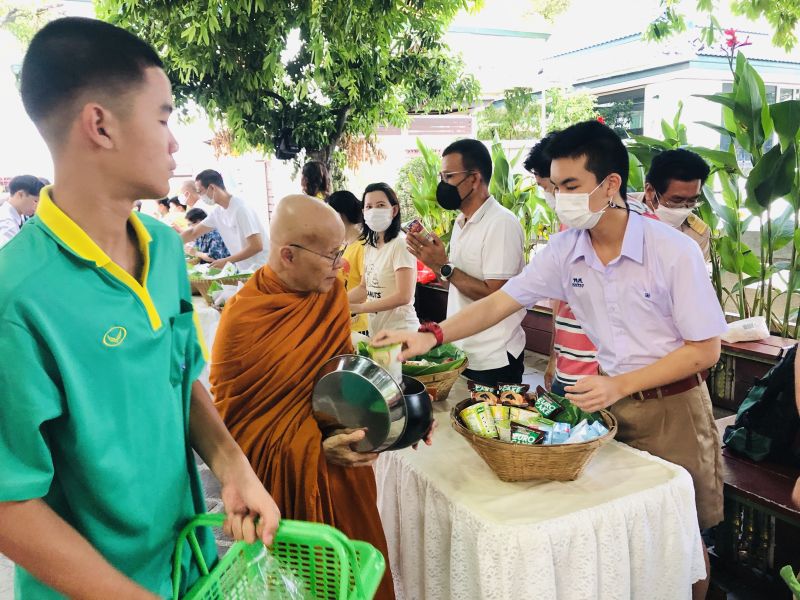 กิจกรรมทำบุญตักบาตรในช่วงเช้า ณ วัดเทพศิรินทราวาส