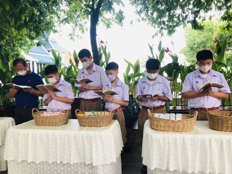 กิจกรรมทำบุญตักบาตรในช่วงเช้า ณ วัดเทพศิรินทราวาส