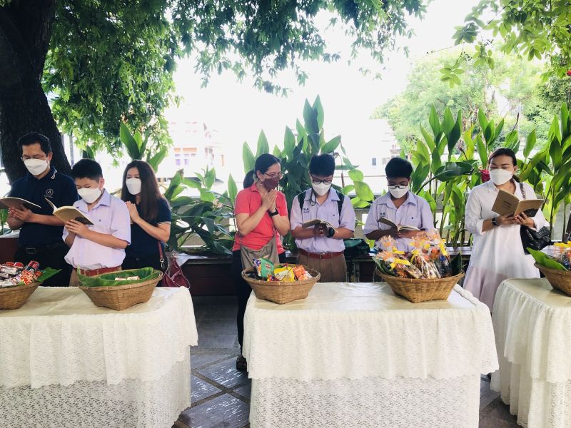 กิจกรรมทำบุญตักบาตรในช่วงเช้า ณ วัดเทพศิรินทราวาส