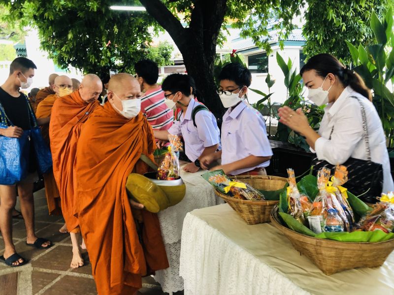 กิจกรรมทำบุญตักบาตรในช่วงเช้า ณ วัดเทพศิรินทราวาส