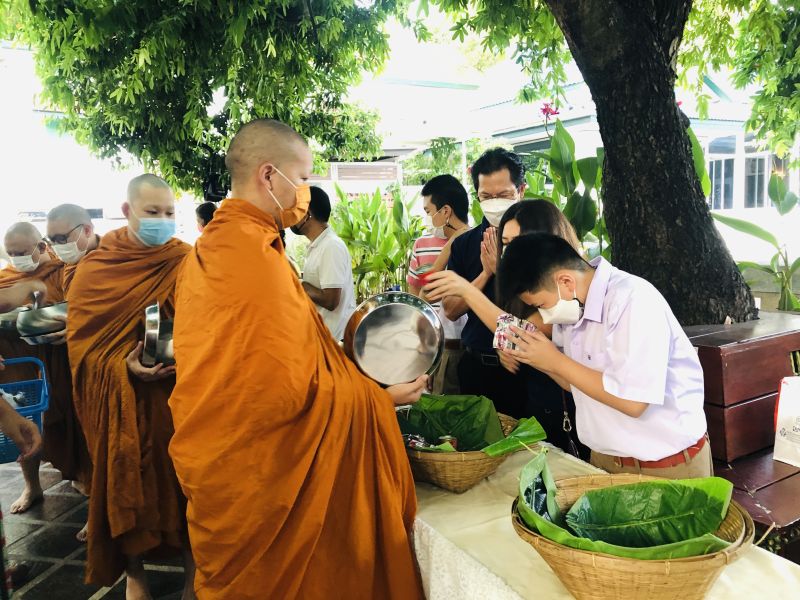 กิจกรรมทำบุญตักบาตรในช่วงเช้า ณ วัดเทพศิรินทราวาส