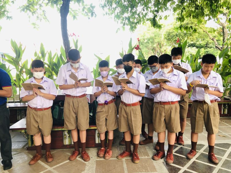 กิจกรรมทำบุญตักบาตรในช่วงเช้า ณ วัดเทพศิรินทราวาส