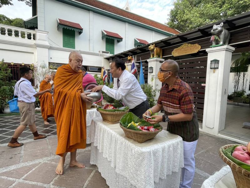 กิจกรรมทำบุญตักบาตรในช่วงเช้า ณ วัดเทพศิรินทราวาส