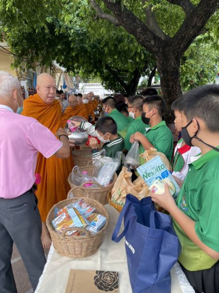 กิจกรรมทำบุญตักบาตรในช่วงเช้า ณ วัดเทพศิรินทราวาส