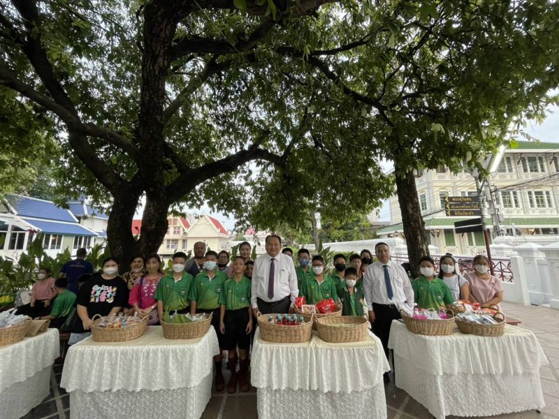 กิจกรรมทำบุญตักบาตรในช่วงเช้า ณ วัดเทพศิรินทราวาส