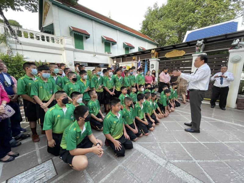กิจกรรมทำบุญตักบาตรในช่วงเช้า ณ วัดเทพศิรินทราวาส