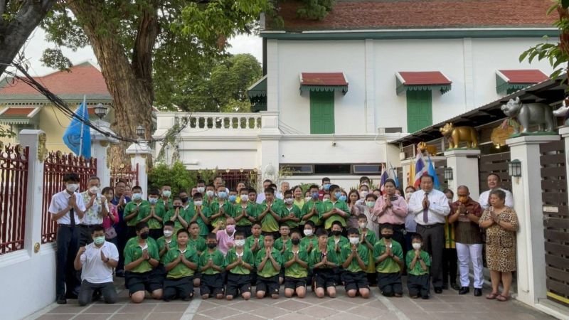 กิจกรรมทำบุญตักบาตรในช่วงเช้า ณ วัดเทพศิรินทราวาส