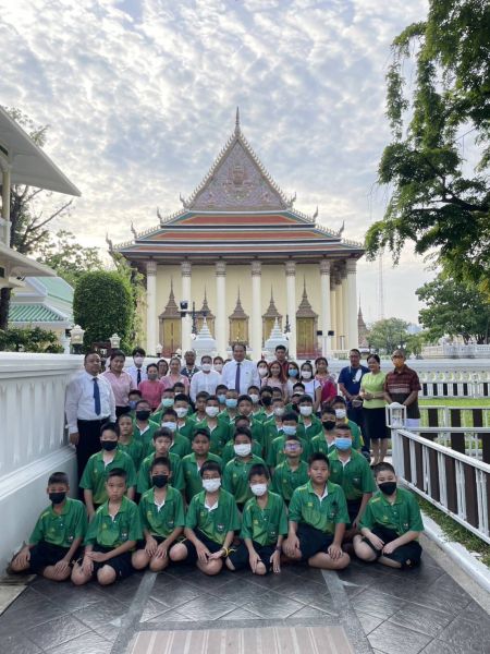 กิจกรรมทำบุญตักบาตรในช่วงเช้า ณ วัดเทพศิรินทราวาส